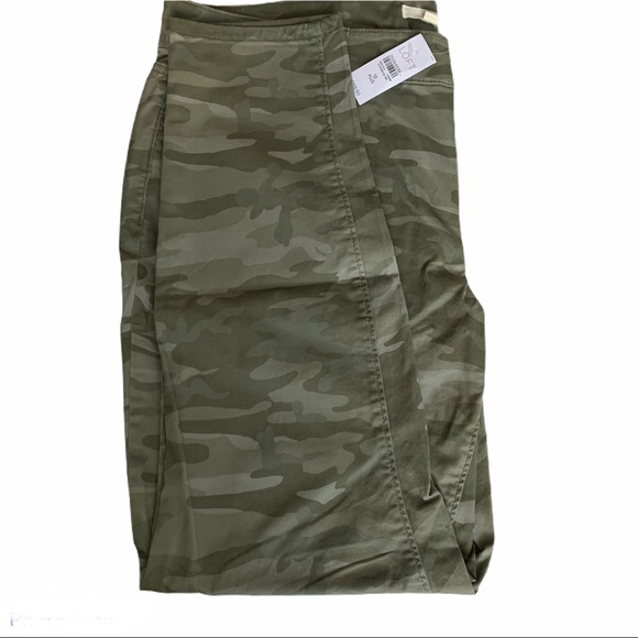 LOFT Pants - NWT LOFT PLUS CAMO SKINNY PANTS